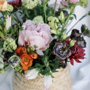 Cesta Tinons con flores de temporada